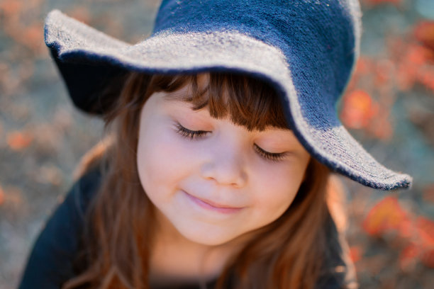 穿着万圣节女巫服装的小女孩图片下载