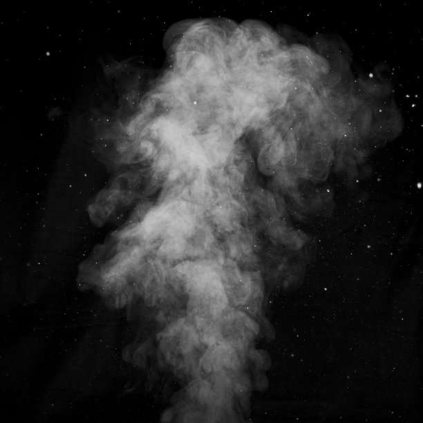 来自蒸汽发生器的蒸汽碎片，在黑色背景上有孤立的水滴图片下载