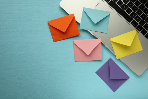 彩色信封笔记本电脑图片下载