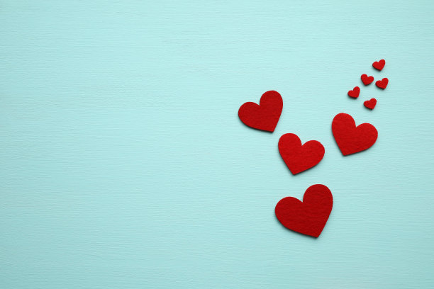 蓝色背景上的心形图片下载