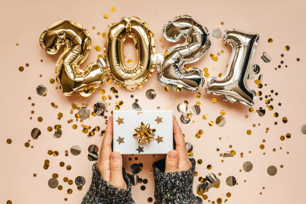 女孩拿着一个装着礼物的盒子图片下载