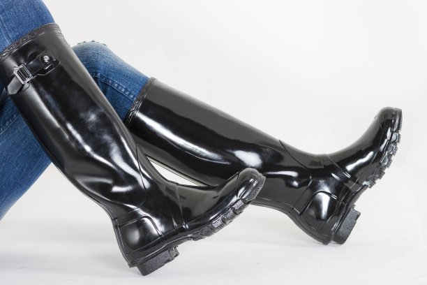 黑色胶靴配蓝色牛仔裤图片下载