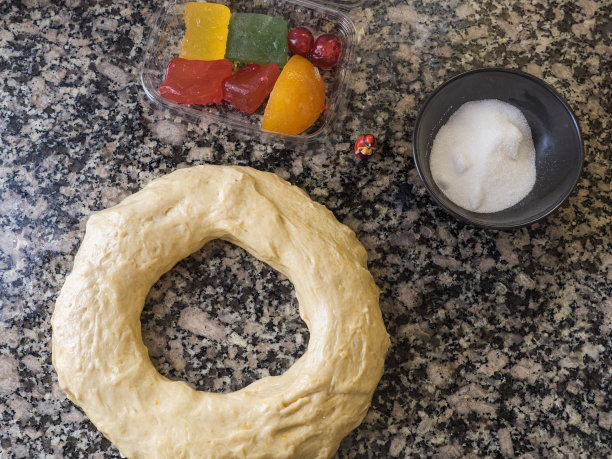 这一系列的照片是在一月的国王宴会上精心制作的典型的西班牙甜点。西班牙圣诞蛋糕，水果，坚果和糖霜图片下载