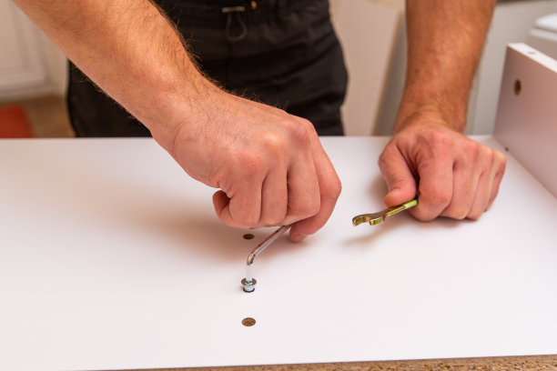 把螺丝钉钉进刨花板图片下载