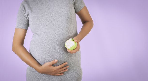 亚洲女人吃番石榴与快乐的心情。专注于手图片下载