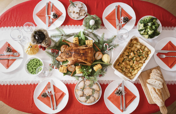 上图为餐桌上的圣诞大餐。图片下载