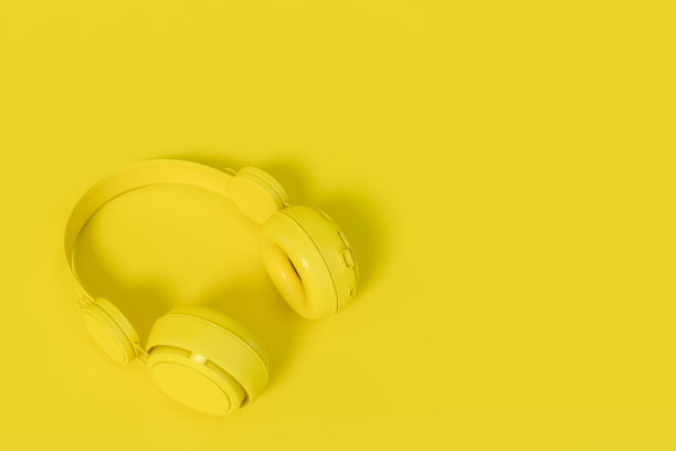 Yellow Headphones isolated on a yellow background 3d rendering. 3d插图现代有趣的青少年黄色耳机与一个有趣和扁平的设计模板最小的音乐概念。图片下载