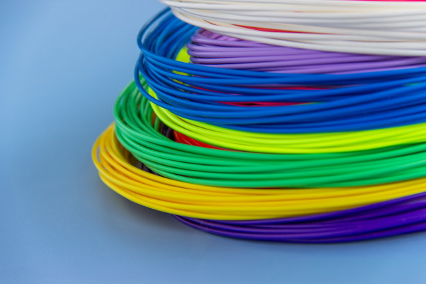 套件彩色PLA和ABS塑料丝3D打印机和笔。爱好的孩子。特写镜头。图片下载