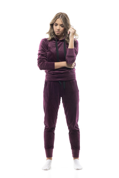 愁眉苦脸的少妇在家中穿休闲装低头触摸头发。图片下载