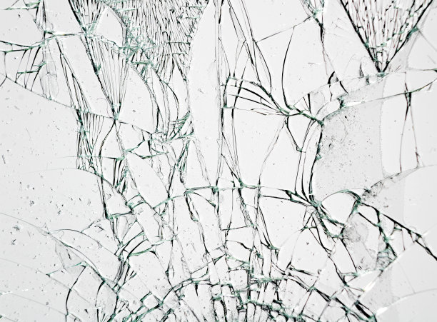 白色背景上破碎的玻璃纹理。图片下载