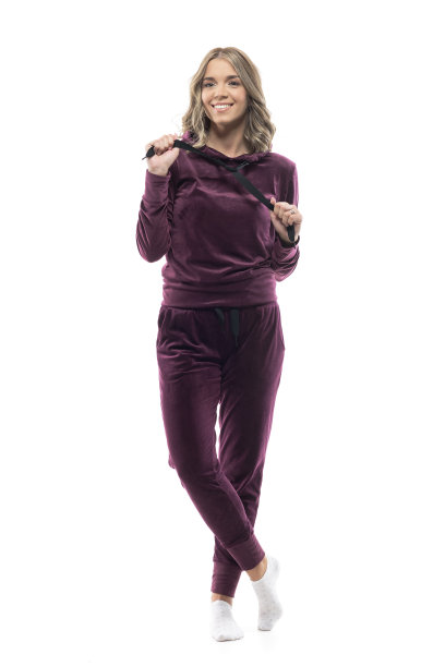 开朗舒适的年轻女子在休闲家居穿着摆姿势和看着相机图片下载