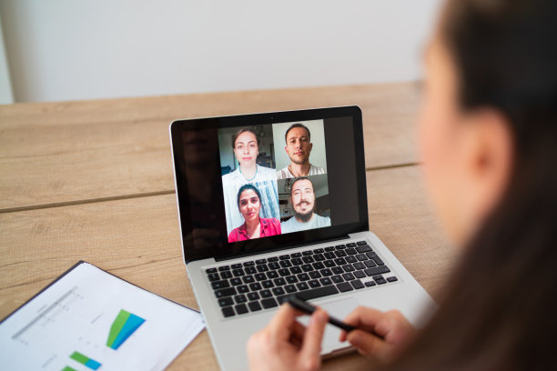 商务女性在家用笔记本电脑与同事进行在线商务会议图片下载