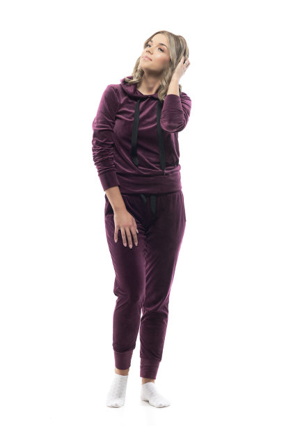 轻松的女孩在休闲的家装触摸头发调整艳丽的发型。图片下载