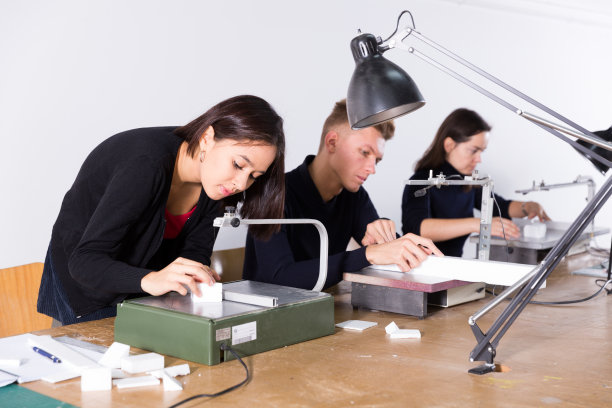 女学生在建筑造型中使用卷轴锯图片下载