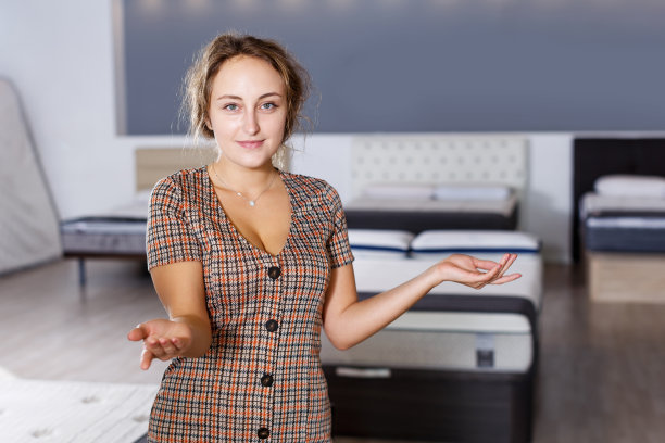 售货员展示各种床垫图片下载