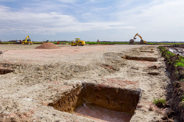 建筑工地上排列整齐的方形壕沟图片下载