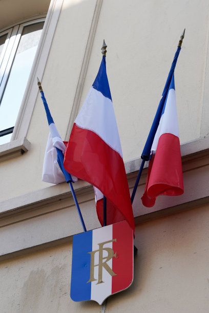 法国城市入口大楼市政厅上的红蓝白法国国旗图片下载