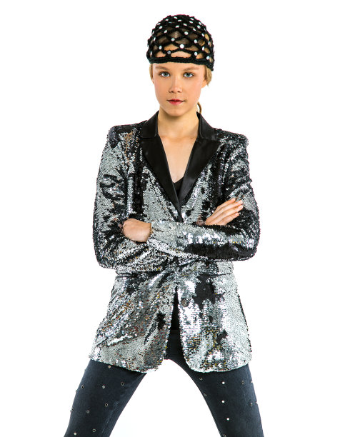 年轻美丽的时尚少女在优雅的节日夹克与亮片和时尚的帽子。工作室摄影在白色的背景图片下载