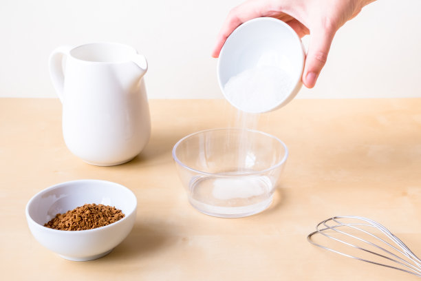 如何煮达尔贡咖啡。一步一步的照片说明。步骤2。往水里加糖。配料-速溶咖啡，糖，水，牛奶和一个木质背景搅拌器图片下载