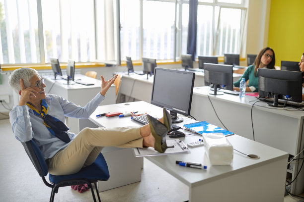 一位女教授在课间休息时很放松。聪明的年轻人在大学里学习。教育，学院，大学，学习和人的观念图片下载