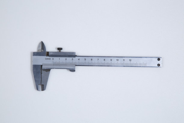 卡尺在白色背景上。图片下载