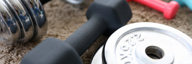 一堆闪亮的铬哑铃盘躺在抓地力周围图片下载