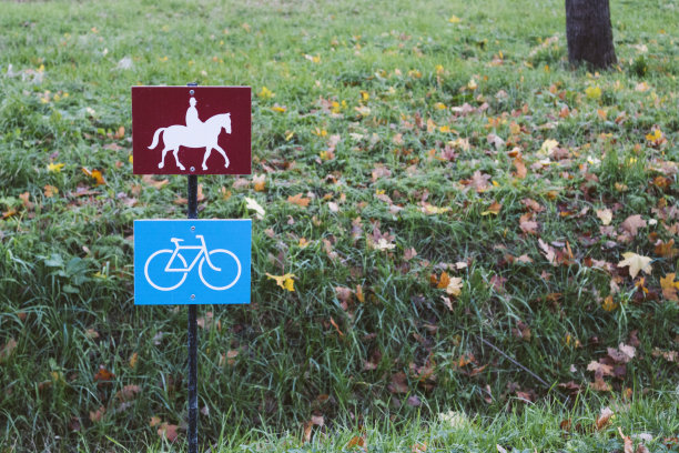 道路交通标志上有马和自行车交通警示标志图片下载