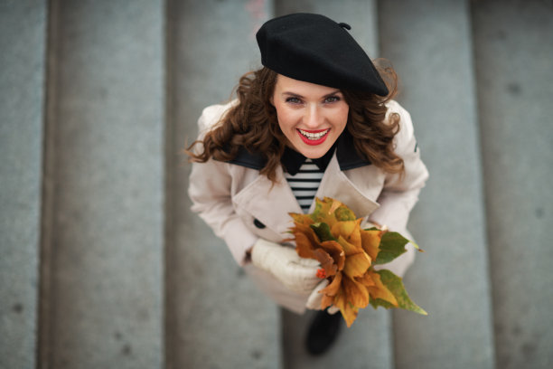 上视图微笑时尚的女人在米色风衣图片下载