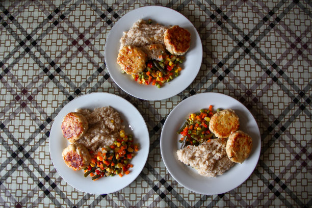 三盘鸡排配蔬菜和麦片图片下载