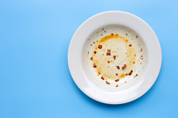 蓝色背景上的脏盘子。俯视图图片下载