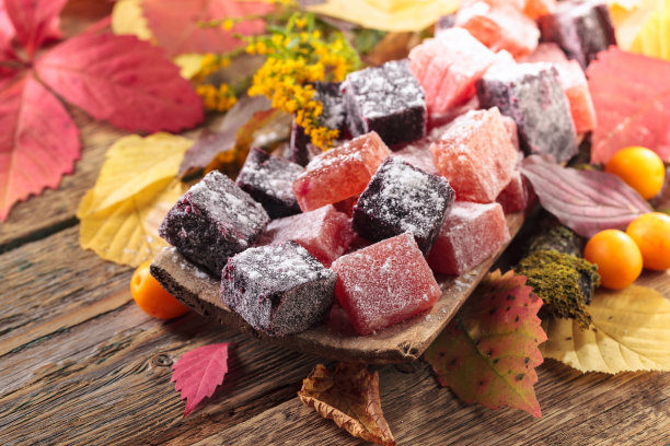 在一个旧的木头盘子里装上自制的果酱。图片下载