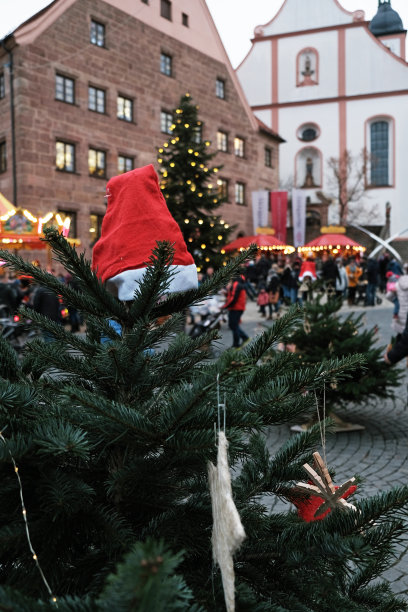 圣诞节和新年在欧洲。冬天的圣诞节。街道节日装饰圣诞树上模糊的城市背景。德国的圣诞节。圣诞市场图片下载