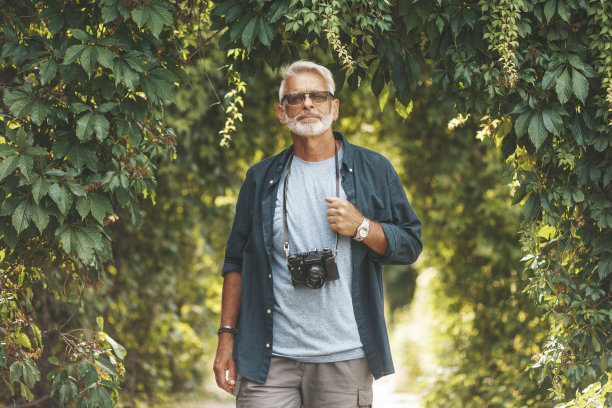 公园里一个留着胡子的老人的肖像。老龄化过程，退休危机图片下载