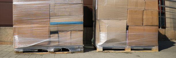 在城市的街道上，放着胶卷的托盘图片下载