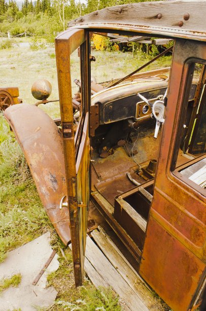 一扇生锈的门通向一辆废弃卡车的驾驶室图片下载