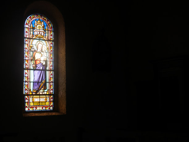 照片中的彩色玻璃窗内的教堂在一个黑色的背景图片下载