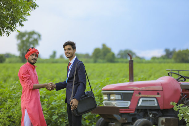 印度农民和银行家站在地里图片下载
