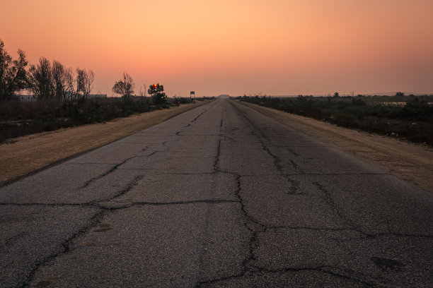 沙特阿拉伯达曼沙漠美丽的日出景色图片下载