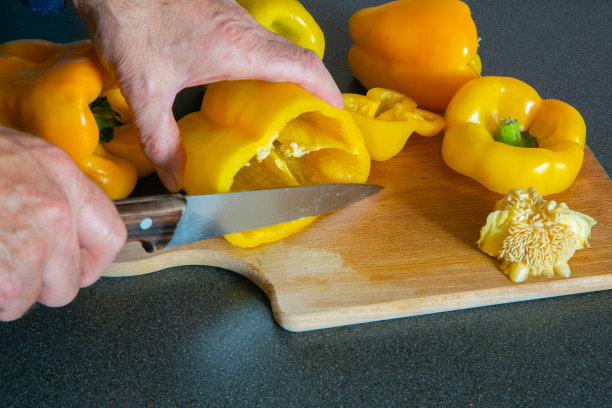 一个男人正在切黄辣椒图片下载