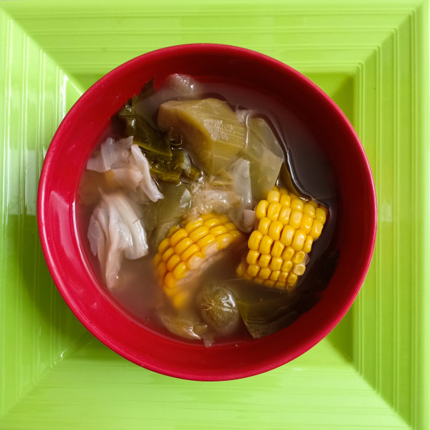 印尼的食物。Sayur asem是印尼圣丹的传统食物，它将新鲜蔬菜混合在罗望子清汤中。图片下载