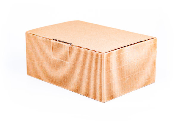 简单的单一小棕色瓦楞纸箱投递箱盖封闭隔离在白色背景上，物体切割，特写。运输、包装、仓储概念图片下载