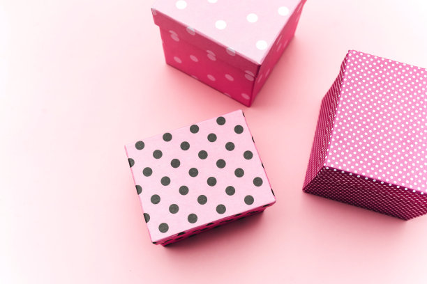 礼品盒上粘贴粉色背景。图片下载