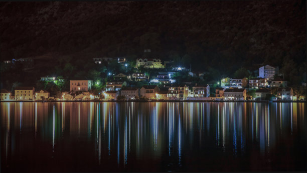 海岸村庄的夜景图片下载