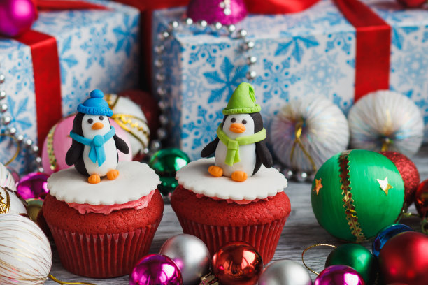 有彩色装饰的圣诞纸杯蛋糕，柔和的背景图片下载