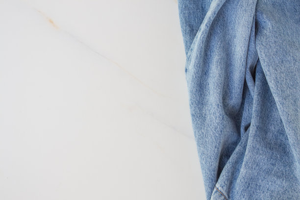 时尚牛仔裤与复制空间。时尚博客的概念，风格，形象。平面模型上的白色背景图片下载