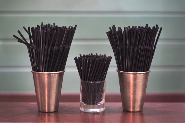 黑色的饮料吸管图片下载