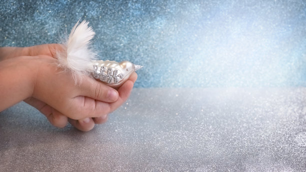 模糊的背景圣诞作文与手。图片下载