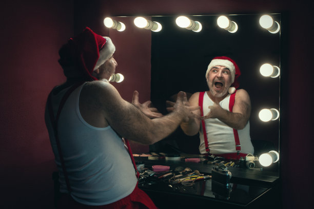 圣诞老人在镜子旁边图片下载