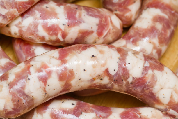 原始的手工制作的香肠。选择聚焦,特写镜头。图片下载