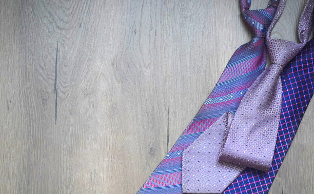 一套时尚的男士配饰，男士时尚，不同的领带在乡村木背景。图片下载